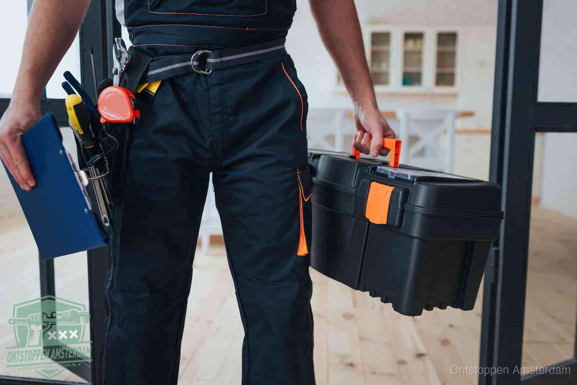 Een monteur met gereedschapsriem en klembord, klaar om een transparante prijs voor het afvoer ontstoppen in Amsterdam te geven