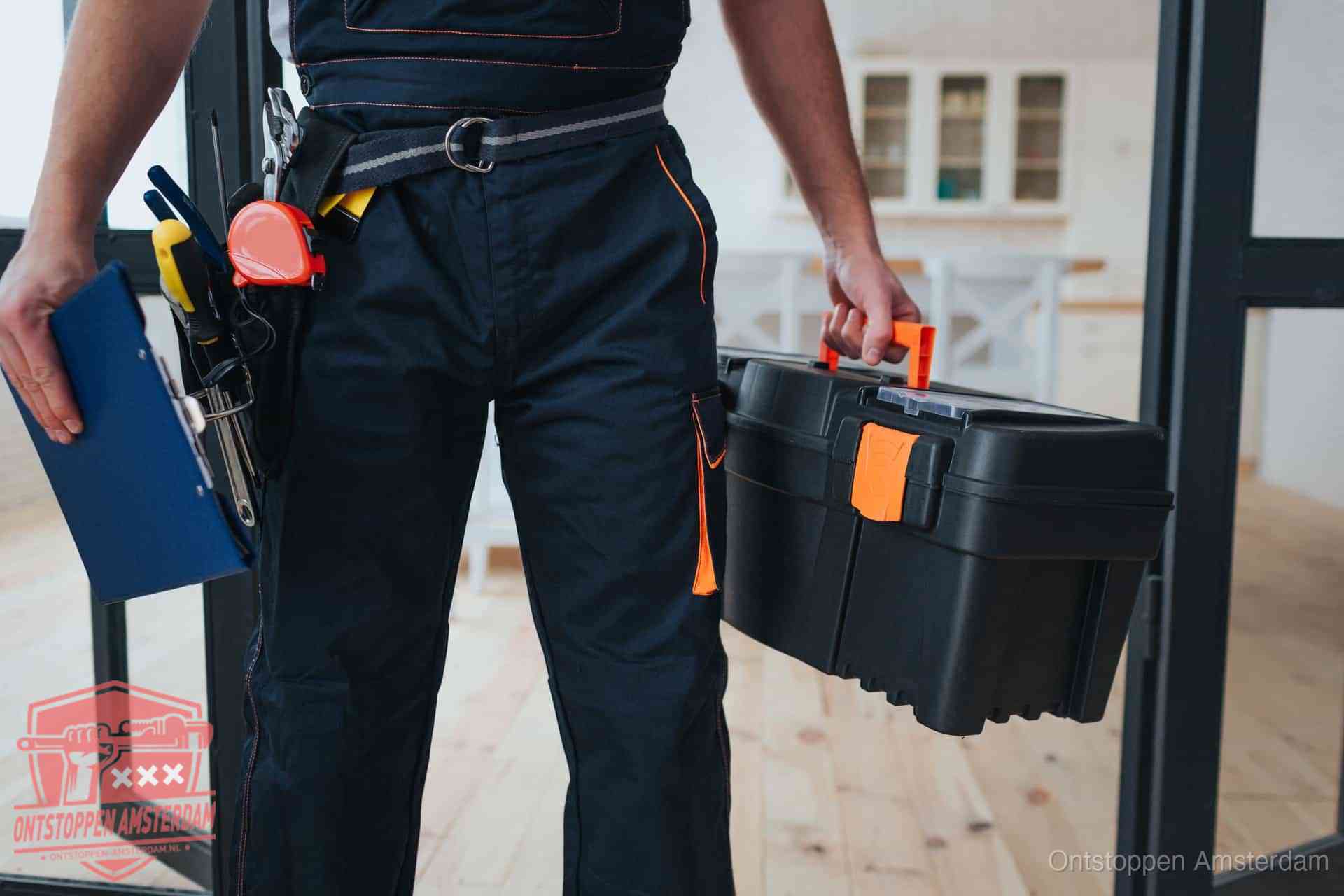 Een monteur met gereedschapsriem en klembord in een keuken, klaar om een transparante prijs voor het gootsteen ontstoppen in Amsterdam te geven