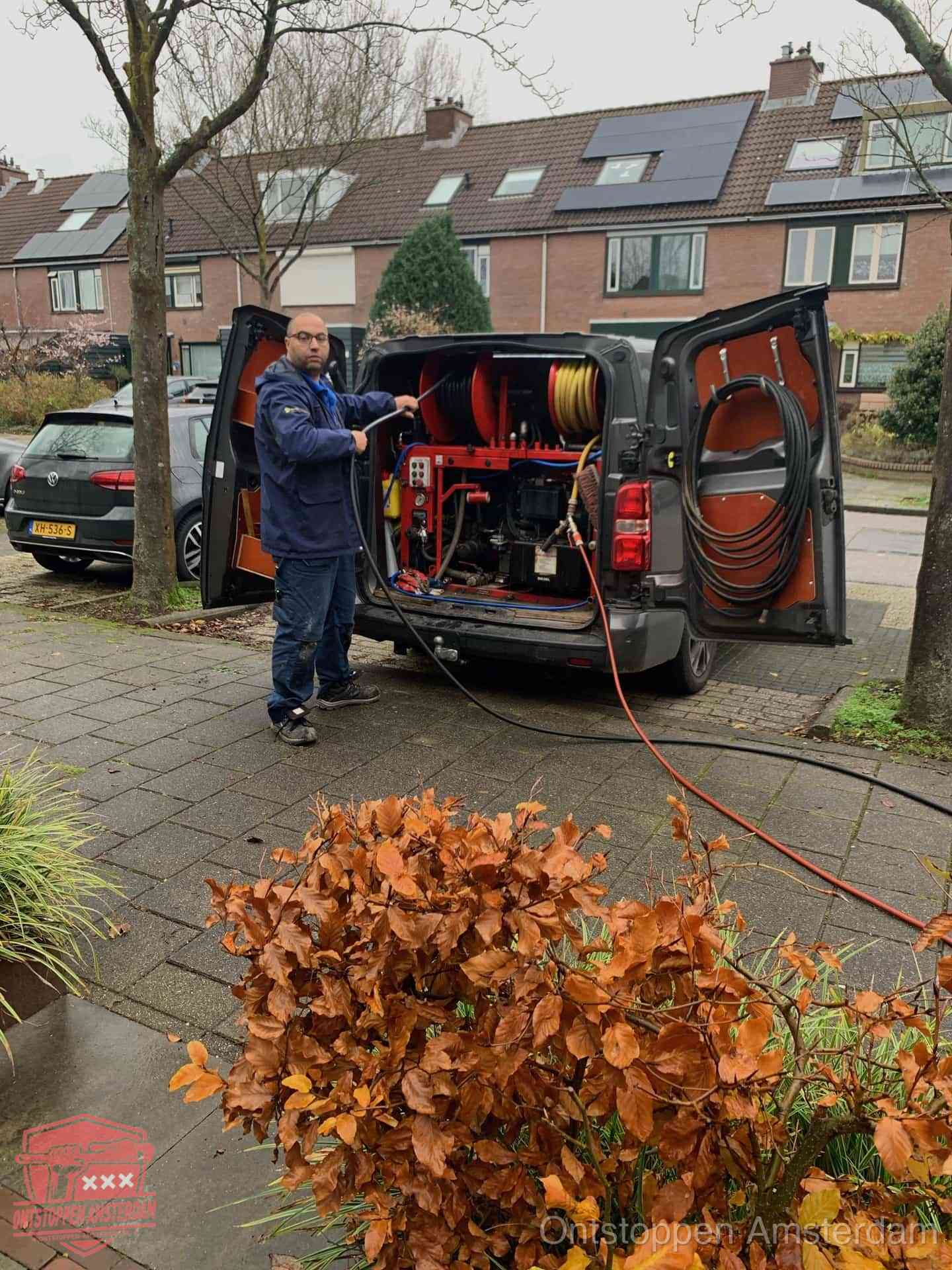 Rioolservice in de wijk in Amsterdam