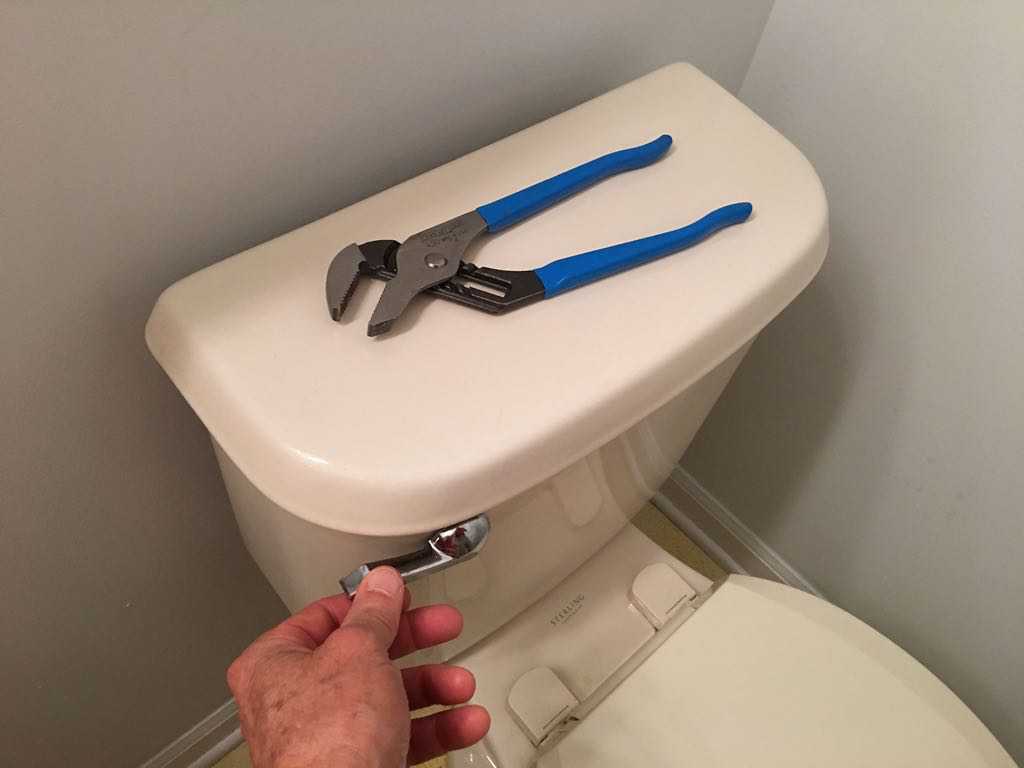 toilet ontstoppen