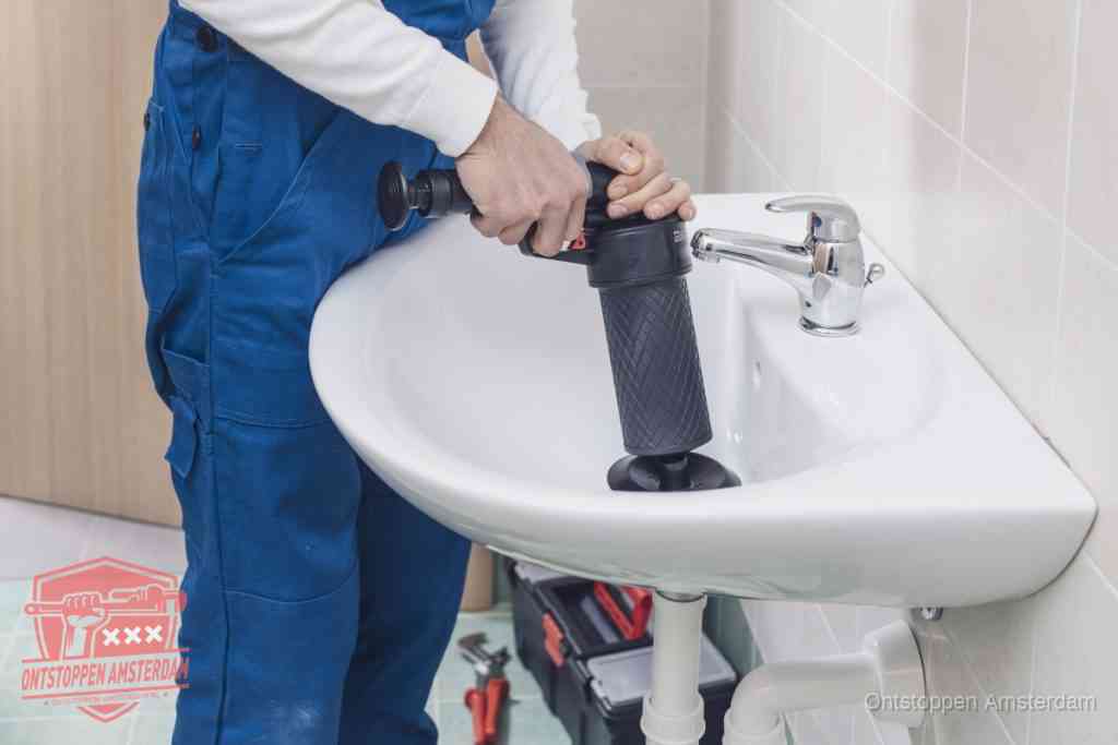 Een te ruwe doe-het-zelf poging met een handmatige perslucht-ontstopper op een sanitair-afvoer, een van de veelgemaakte fouten bij wc ontstoppen in Amsterdam